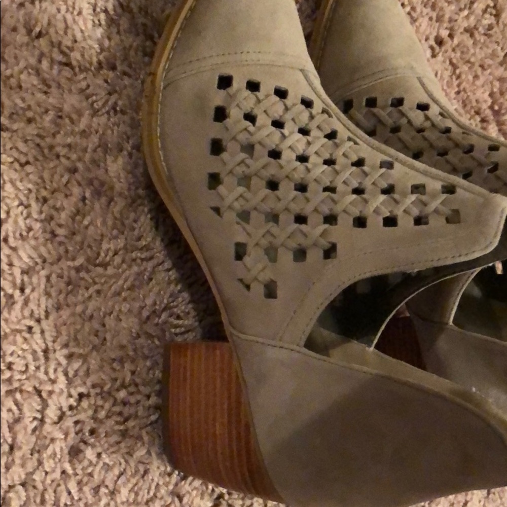 Shoes - Picture 3 of 4